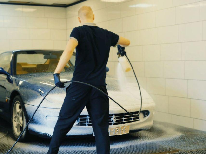 Een Ferrari wordt bij Re-Shine met de hand ingeschuimd en gewassen