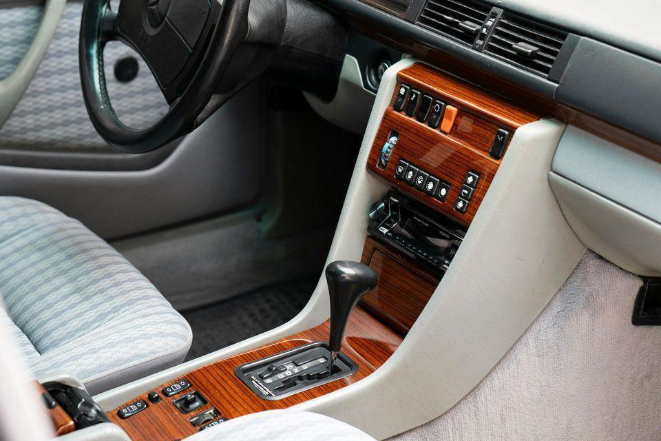 Smetteloos gerestaureerd interieur van een klassieke Mercedes